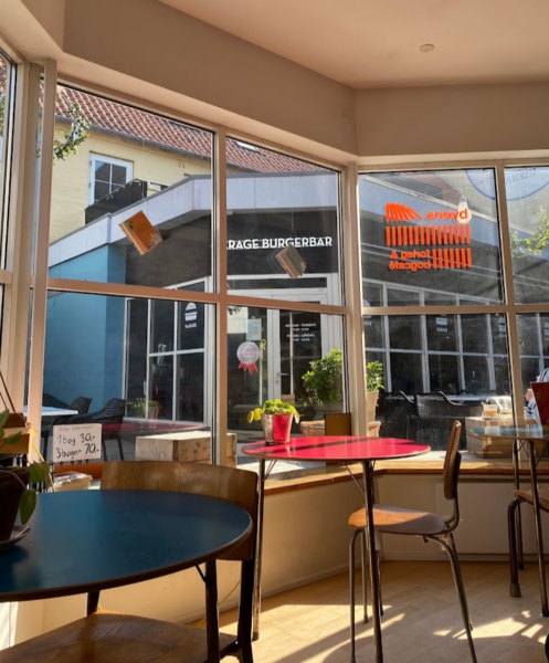 Hyggelig vinduesplads ved Byens Forlags bogcafe i Vejle.