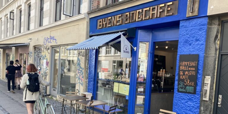 Byens Forlags bogcafe i København set udefra.