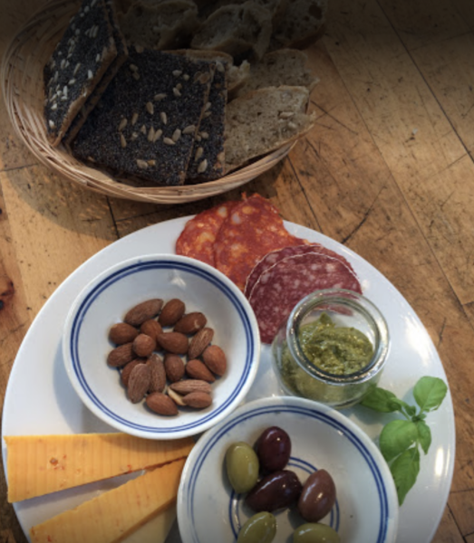 Lækker snacktallerken på Byens Forlags bogcafe.