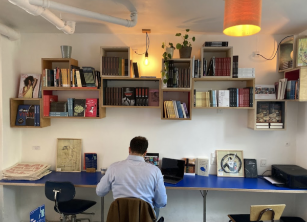 Mand Byens Forlags bogcafe i København som arbejdsplads.