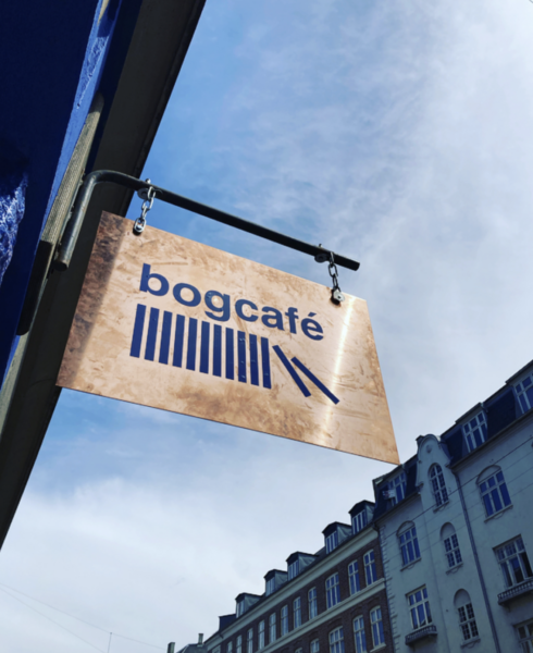 Skilt udenfor Byens Forlags bogcafe i København.