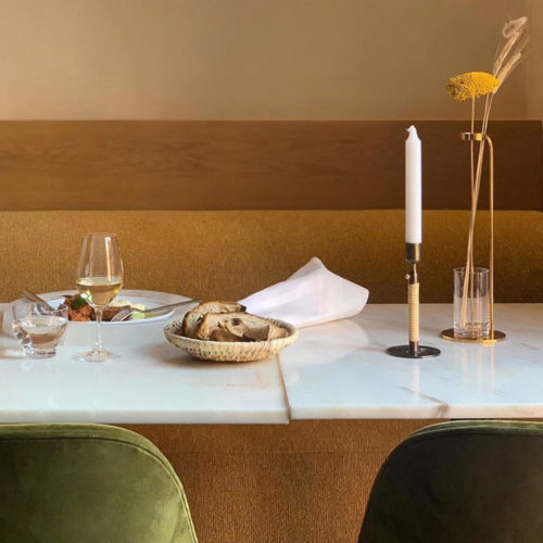 restaurant-bord-guldtoner-serviet hvidt bord med tilbehør i toner af guld