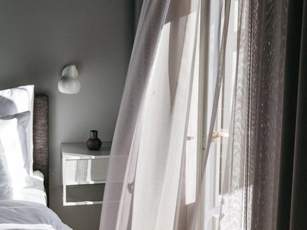 sengetøj-hvid-nærhver-kruse-vask Hotelværelse med en seng, hvorpå der er hvidt og rent sengetøj