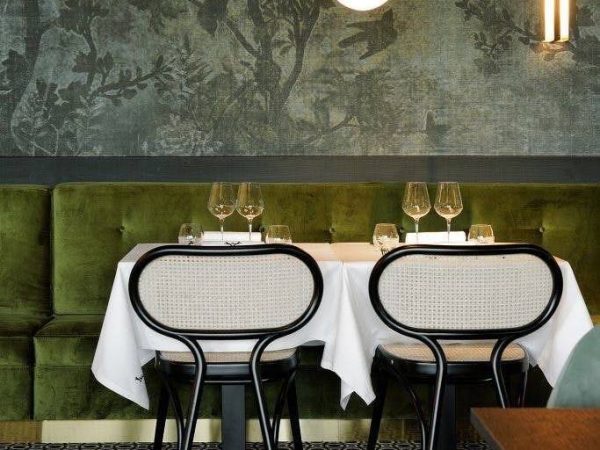hvid-dug-nærhver-berlin Restaurant bord med hvid dug fra Nærhver