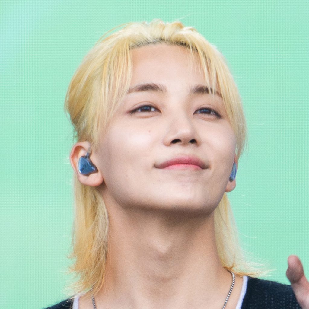 jeongh-long-bleached-blonde-half-up-hairstyle-man-for-himself-ft