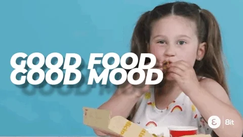 Petite fille qui mange avec joie, illustrant la notion "Good food = Good mood", en lien avec les bienfaits de l'alimentation consciente sur l'humeur et le bien-être.