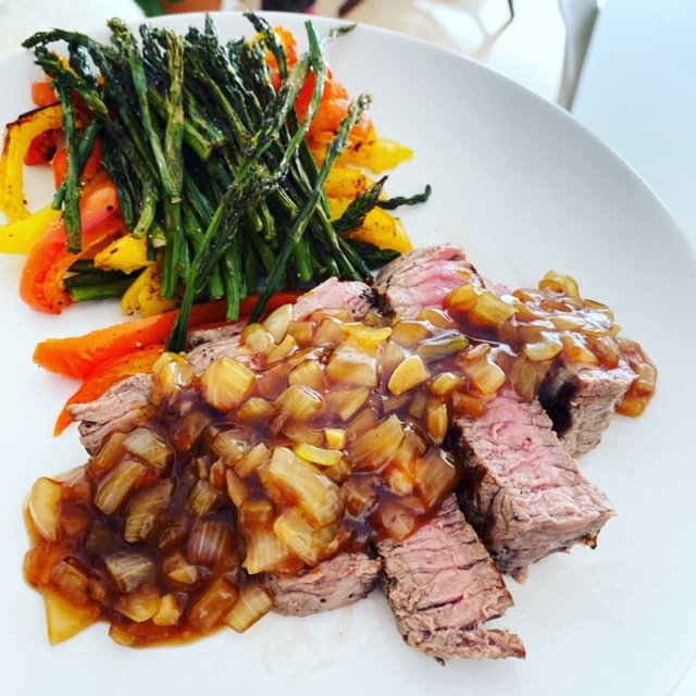 Steak met teriyaki saus, gegrilde asperges & paprika F is for Sofia