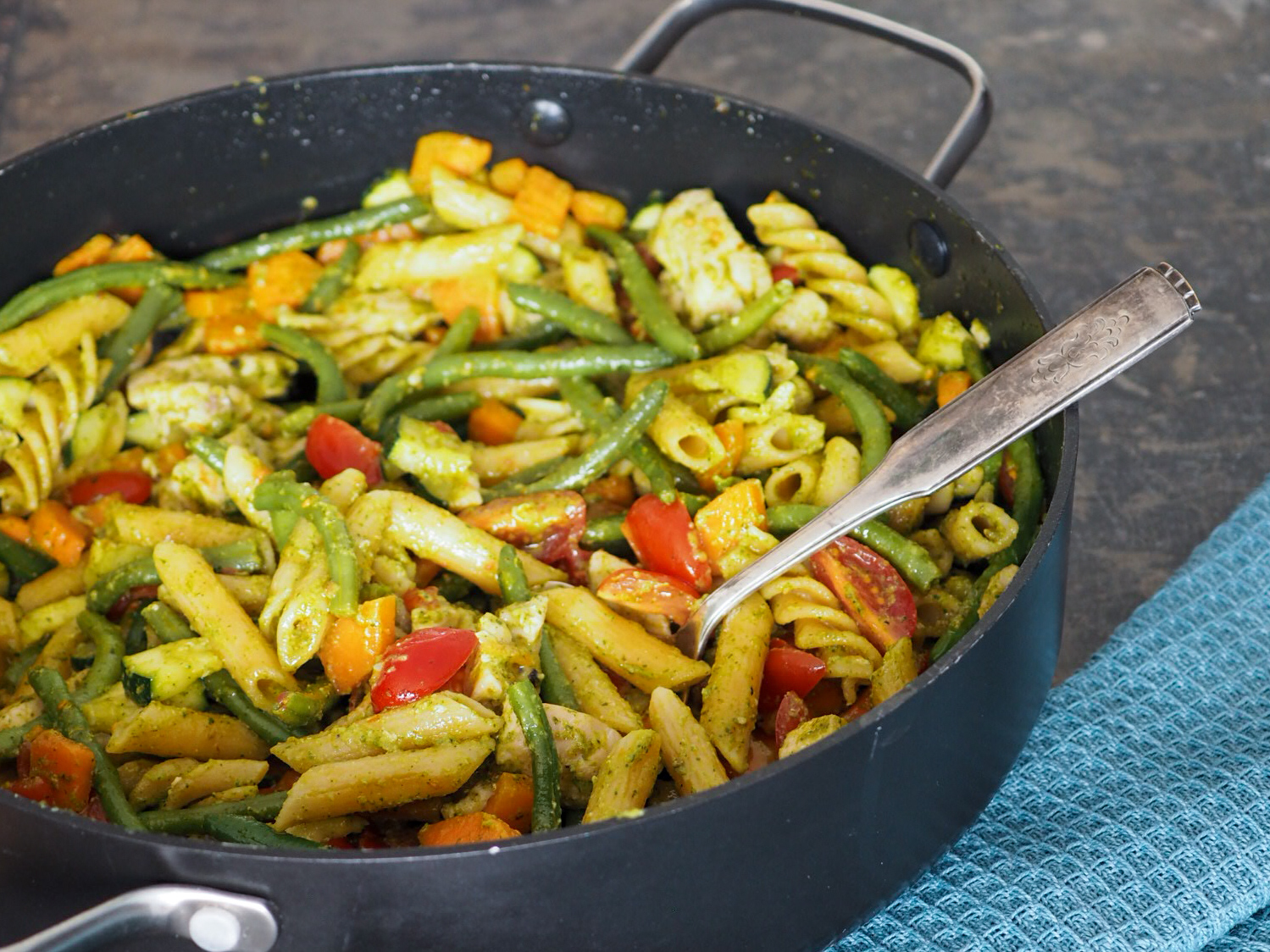 Pasta med pesto grønt og kylling find opskriften her Home by Bianca