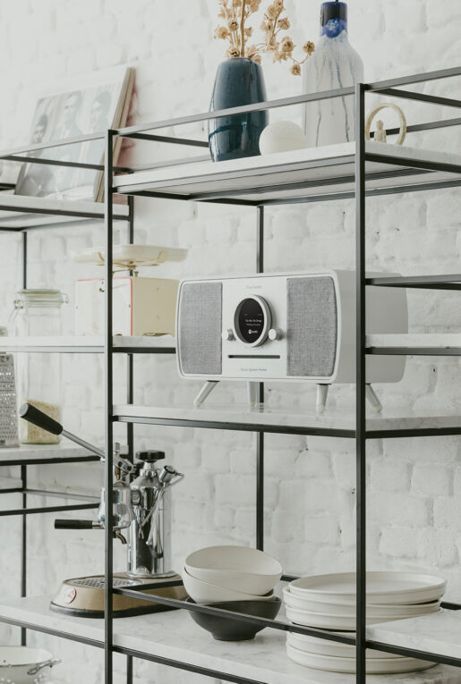 Tivoli Audio music system lifestyle på flot reol
