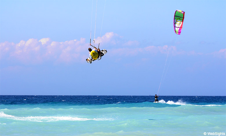 Kremasti kitesurfer