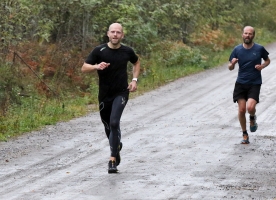 Martin Strandvik (21:43) hadde dette å si om sitt løp: Åpnet for rolig første 2 km til å perse i dag. Hentet igjen noe mot slutten, men endte 14 sek. bak pers. Kan kanskje skylde litt på våtere og kaldere luft også, men når det gjøres løyperekord i samme løp skal man kanskje ikke skylde for mye på forholda☺️.