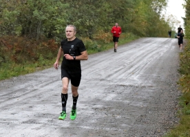 Svein Bergerud opplevde løpet slik: Gikk til dagens løp med to ting i hodet. Gi alt og aldri la Sognlien få mer enn 30 sek. Færre med som betyr mindre kø. Fort går det nedover grusen og noen går det enda fortere med. Klarte å presse meg først i gruppa forbi stor stein. Så hang jeg meg på Nyøygard som dro hardt og den første passeres på 4:21. Olufsen synes det ikke var fort nok og dro opp tempo ytterligere. Kom igjen tror jeg han sa i det han føk forbi, og jeg hadde mer enn nok med å følge. Klarte så vidt det, men måtte gi e luke over kulen etter 1,6. Fikk det så syra kjentes langt opp i halsen. Klarte å ta meg sammen, men det klarte ikke Frode som vel pesæ noe mer bak, i det han slapp etter 1,7. Så var det meg alene og fokuserte kun på Sognlien nå, som var innenfor de 30s. Passerer halvveis på 11:31 og etter 2,9 så jeg endelig folk igjen. Hentet inn Noreng og forbi han da 3,1 km var unnagjort. Så alene igjen og neste jeg passerer er Håkon Ersland rett før 4 km. For øvrig 17:58 etter 4 km. Ut på grusen og klokka viste 19:56, og Sognlien kun 30 meter foran, mens Olufsen var noe nærmere. Ikke nærme nok til at jeg fikk kontakt, men gav det jeg hadde på stive bein. Nå ble det 22:55 og for 4. gang i år under 23 min. Det 3. beste i år, men i mine øyne min beste prestasjon av samtlige 301 løp. Med tanke på løpsutvikling og ikke de raskeste forholdene. Her fikk man lite gratis, men man kommer langt med vilje og litt tæl. Ganske fornøyd med årets sesong og størst ære for det vil jeg gi til tirsdagsintervallene med gutta. Tøffe intervaller som får røsket litt opp i systemet gir best resultater. -Torsdag 27. september 2018 blir en merkedag, for endelig ble Svein Gressløs 30 år gamle rekord slettet. At det ble Trym Tønnesen som stod for den bragden kom ikke som noen overraskelse. Stort grattis til «Super-Trym».