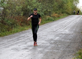Frode Andersen sendte oss denne kommentaren: Knallhard åpning av Svein Bergerud, som jeg hadde bestemt meg for å holde ryggen til. Han snakket om den raskeste første km i år... så den ryggen glapp før to km for min del. Men kom inn bare fem sek bak årsbeste og er fornøyd med det. Også artig å være med på det som ble en historisk dag i løpets historie!