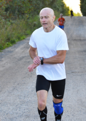 Svein Bergerud er en trofast bidragsyter med bildekommentarer, og dette sa han denne gangen: - Merket allerede rett etter start at detta blir BLYTONKT (Varteig dia), men måtte jo bare kjempa på. Etter 2 km kom Alex og Camilla opp, men Alex var full av POWER og stikker før vi løper over «Den Gamle». Camilla følger og jeg klarer å heve meg. Side ved side ut på grusen på 20:39 øker hun tempo, og jeg må enda dypere i kjelleren for å henge med. Passerer først Rosnes, så Sognlien og ved 5 skiltet drar hun skikkelig ifra. Med elendig dagsform kom jeg i mål på 23:44. 108 løp under 24 min nå, og 67 under 23:50. Kan takke Camilla som presset meg såpass til at jeg klarte å komme under 24. Veldig fornøyd med viljen til å kjempe, men noen god sovemedisin var det ikke. Usikker på formen fredag morgen.