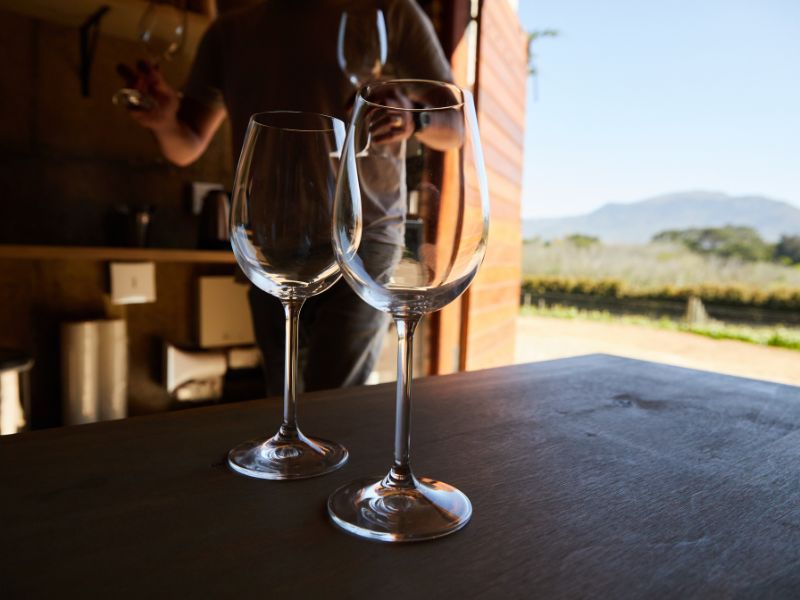 ¿Cuál es la manera correcta de servir un buen vino?