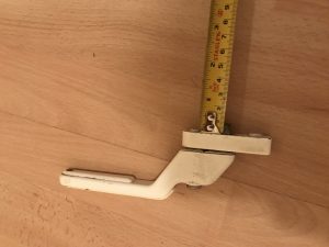 Measuring the window handle lock spindle 