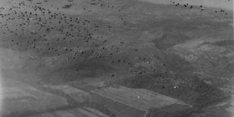 Le 551st Parachute Infantry Battalion saute dans la plaine du domaine de Valbourgès.