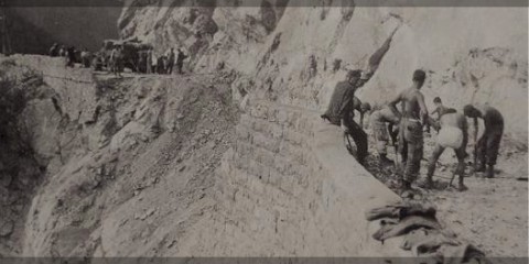 Les hommes de la 596th PCEC s'activent à réparé la route menant au col qui avait été dynamité juste avant leur arrivée.