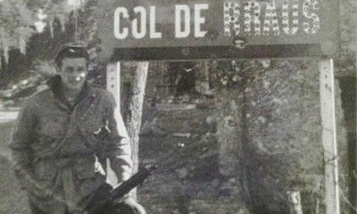 Parachutiste inconnu de la H Company du 517th PIR posant devant le panneau du Col de Braus à côté de l'ancienne Poste.