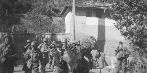 Prise de relais aux avant-postes de la Baker Company à Lantosque. Les Gingerbread Men sont guidés jusqu’au "Nid de pie" situé sur les hauteurs de la Cime de Claudine à l’est de Lantosque, par un muletier local de 79 ans.