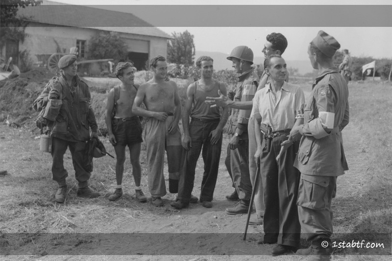 Au hameau du Mitan, des parachutistes appartenant au HQde la FABTF s'entretiennent avec des résistants locaux et un parachutiste britannique. À droite : Joseph Schevenels, l'un des rares parachutistes français ayant sauter avec la Task Force.