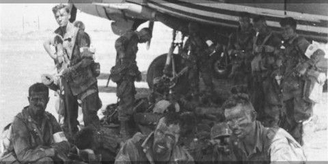 Ci-dessus : Ces parachutistes du Heavy Mortar Platoon s’abritent du soleil sous l’aile d’un C-47 avant de recevoir l’ordre d’embarquer car les avions sont de véritable fournaise. Identifier, de gauche à droite : Pvts. Clell W. Whitener, Paul Kristofik, Thomas O. Bonner, Robert C. Brown, Gordon Roberts, et le T/5 Gaither Patterson de la A Company