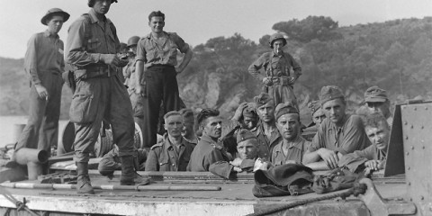 Les prisonniers sont ramenés dans des LCA canadien sous la garde des Forcemen depuis Yellow Beach.