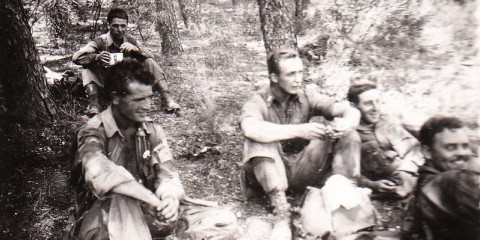  Matin du Jour-J, personnel de commandement de la compagnie Baker aux abors de Saint-Tropez. De gauche à droite : Sgt. Robert B. Bensley, 1st Lt. Arthur W. Oldham (Mortar Platoon Leader) 1st Lt. Gilbert B. Knupp et Lt. John H. Sorrells. 