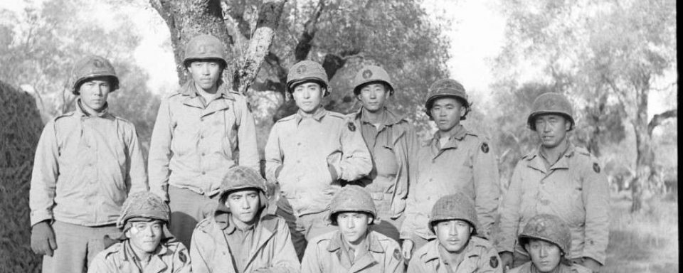 Nisei de la E Company en novembre 1943 shortly after first crossing of the Volturno River, Italy Back row, left to right: Yozo Yamamoto, Henry Shiyama, Yoshikatsu Matsumoto, Kaoru Yamamoto, Charles J. Okimoto, Takeshi Lefty Kimura. Front row, left to right: Kunio Fujimoto, Susumu Kunishige, Raymond Yokoyama, Katsumi Jinnohara, Kaoru Yonezawa.