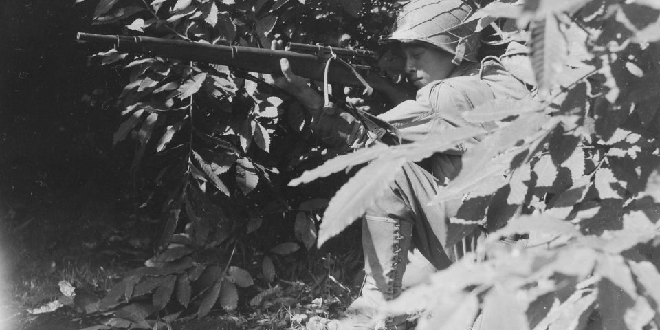 Le Pvt. Yoshiyuki Maeda le 12 Octobre 1943, armée d’un fusil springfield équipé d’une lunette A4.