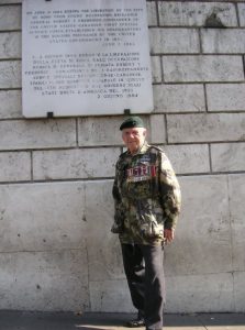 Sam in travel in Rome front of the commemorative plate of the liberation of Rome (Ivano Genovesi)