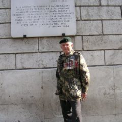 Sam in travel in Rome front of the commemorative plate of the liberation of Rome (Ivano Genovesi)
