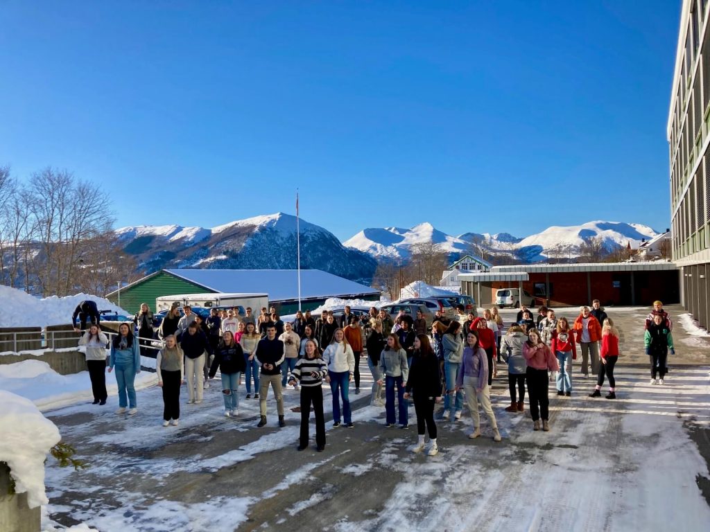 Korsong i kohortar på skuleplassen. Foto: Hildur Sandstad Dalen