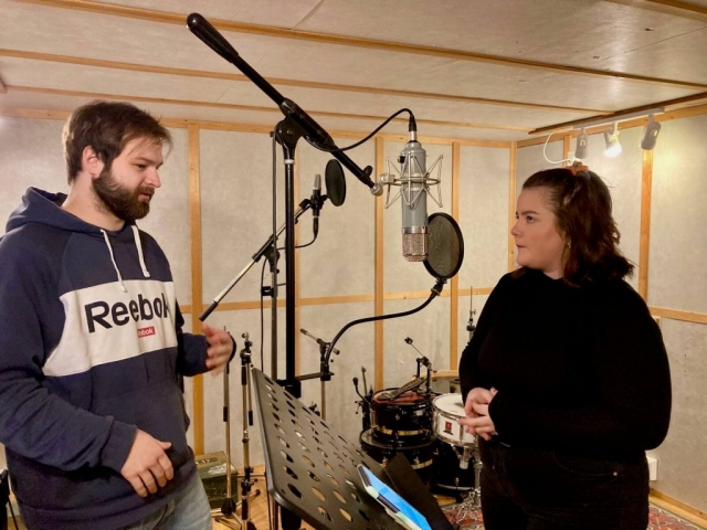 Lydteknikar Anders Boska instruerer Maria Andrea Seljeseth Nordal i Audiofarm Studio. Foto: Hildur Sandstad Dalen.