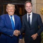 TRUMP RUTTE DICHTE DEUR