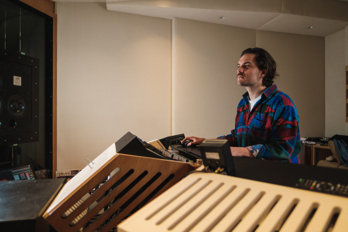 Bild von Zino Mikeroy in seinem Studio bei der Arbeit