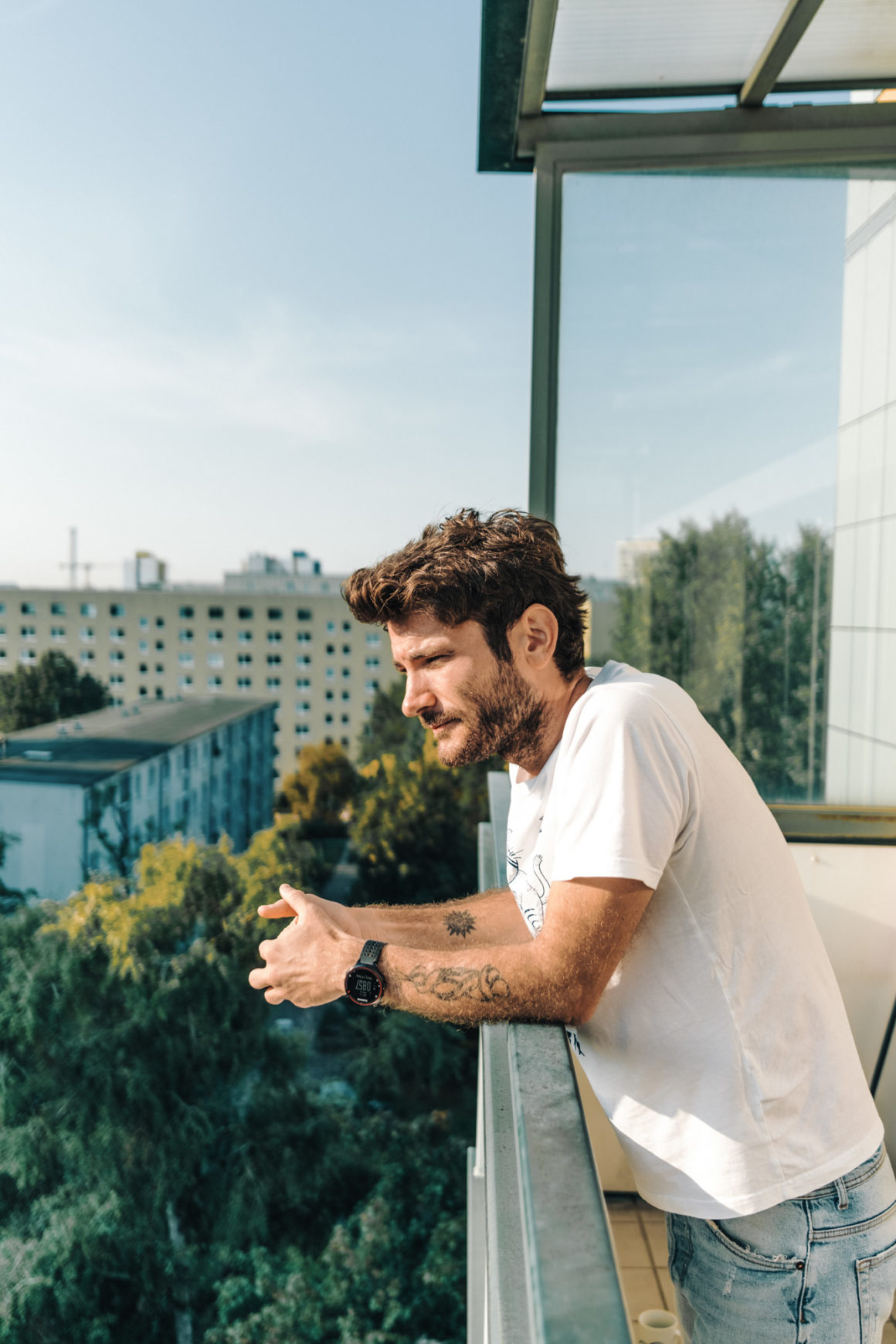 Ein Foto von Gökhan Kotluer auf dem Balkon seiner berliner Wohnung.