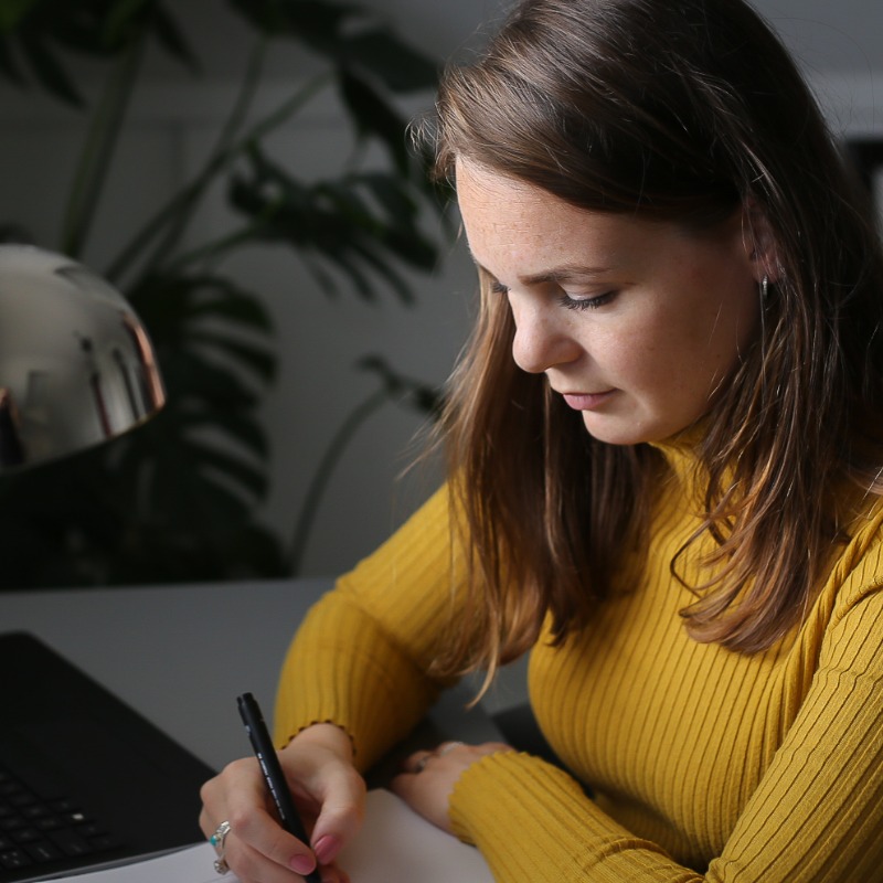 Danielle aan het werk aan bureau