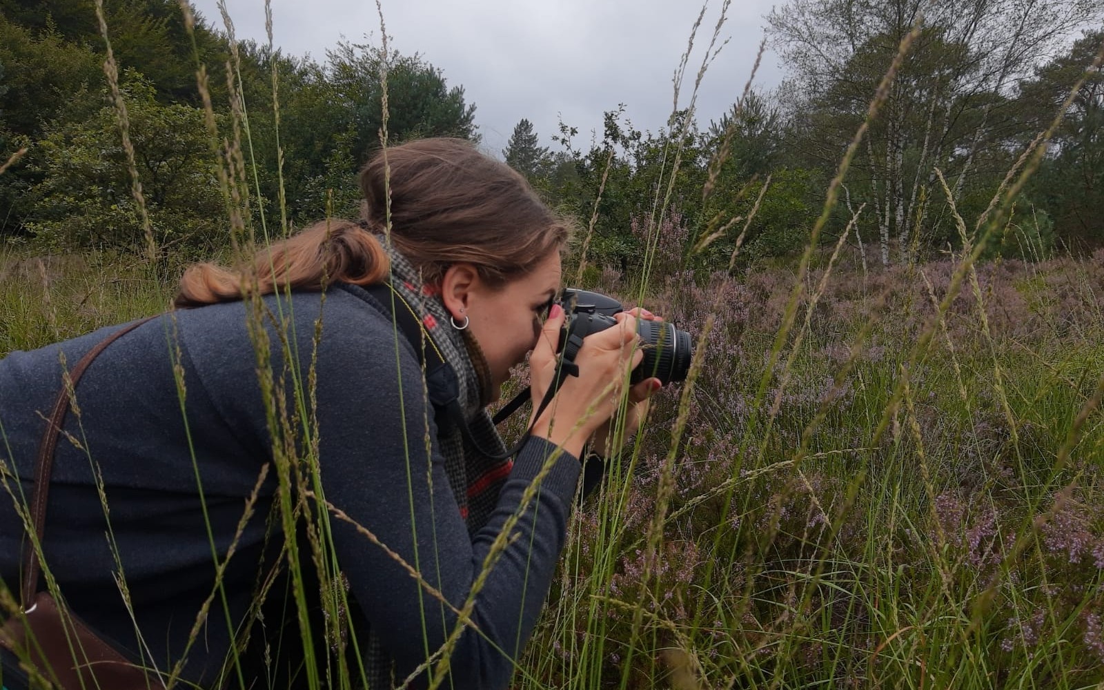 Danielle met camera in de natuur