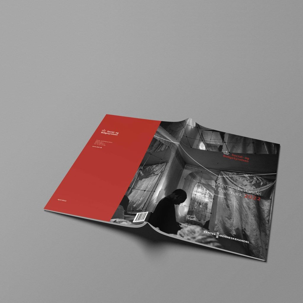 Opslag af omslaget på en CMM-rapport.