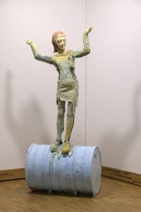 Folkert de Jong, Les Saltimbanques: Balancing Act, Laura, 2007, THE EKARD COLLECTION. Foto: Peter Cox