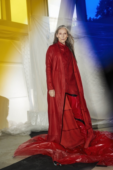 Olsthoorn Vanderwilt, collectie 2018. Petrovsky & Ramone (foto), Maarten Spruyt (art direction) voor Gemeentemuseum Den Haag. Courtesy Olsthoorn Vanderwilt