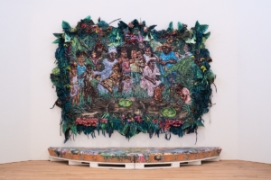 Raquel van Haver, Esperanza, Fe y amor. La madre, la hija y la sabiduria, 2020, olieverf op jute, teer, plastic bloemen, hars, haar, gel en papier, 420 x 315 x 50 cm, bruikleen van de kunstenaar.