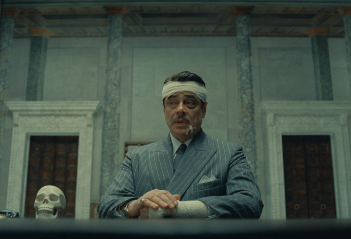 Benicio Del Toro met wond aan hoofd