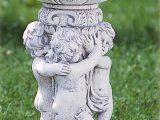 Marmorkrukke  – vase  på søjle – båret af 3 drenge