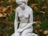 Figur – Pige på sten  – lille model