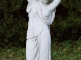 Marmorfigur – Pige med krukke på skulder