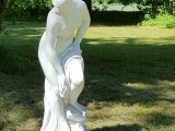 Marmorstatue  -Allegrain – bøjende kvinde med bøjet knæ