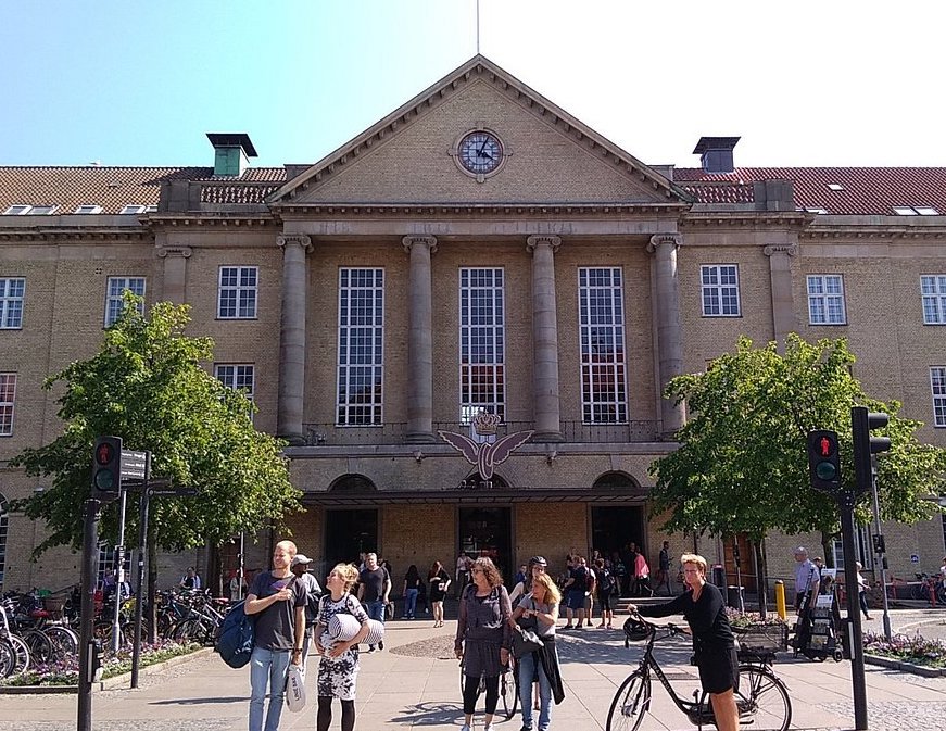 Banegården bag facaden