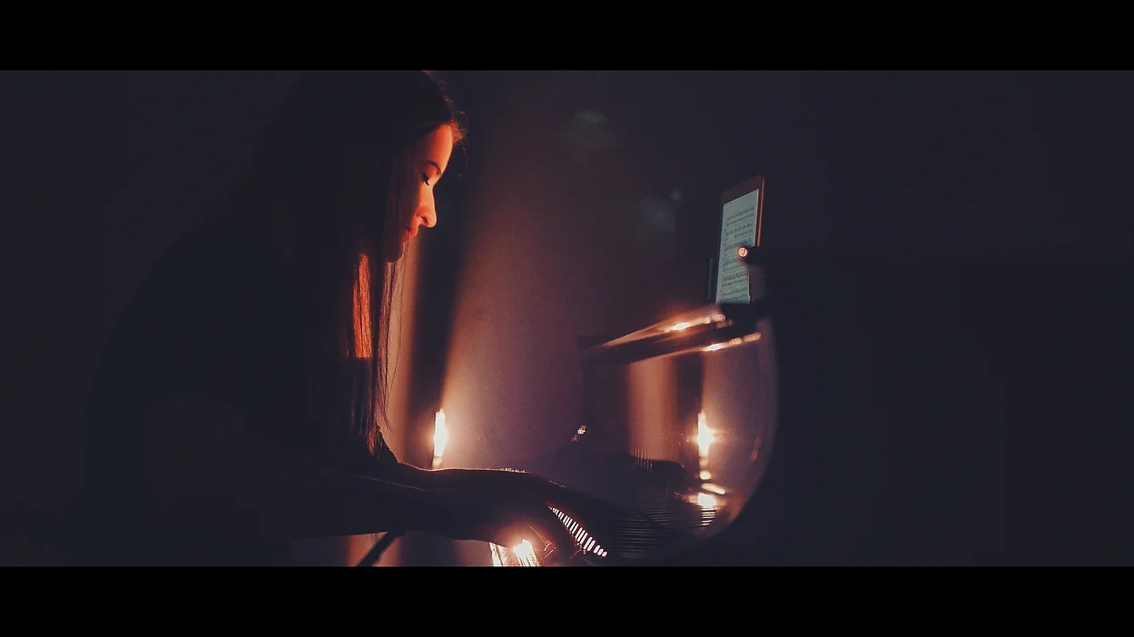 Maria tocando el piano en una grabación